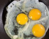 Foto del paso 1 de la receta: 🍳Lazy scrambled eggs with cheese by ครัวนุ้งแคท 🍳Huevos revueltos con queso a la vaga 😅