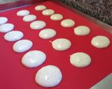 Foto del paso 1 de la receta: Macarons de cajú con relleno de queso y albahaca
