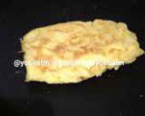 Foto langkah ke 3 dari resep Telur Dadar Isi Ayam #berburucelemekemas #resolusi2019 #menu2.