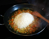 Foto del paso 9 de la receta: Paella con marisco y rape a la cúrcuma
