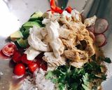 Hình bước làm 2 của món Salad Nui Trộn Ức Gà Xé, Rau Củ & Sữa Chua Healthy