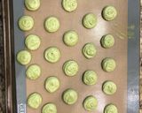 A picture of step 5 of Matcha macarons.