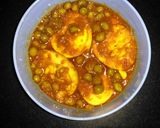 A picture of step 5 of Egg matar masala.