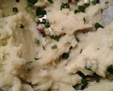 Foto del paso 1 de la receta: Hígado al vino tinto y cebollas, puré de papas al verdeo y ensalada de rúcula con huevo