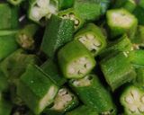 A picture of step 1 of Pyaz wali bhindi.