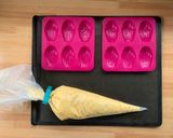 Foto del passaggio 4 della ricetta Madeleines Glassate al Cioccolato con il Cuore di Miele