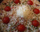Foto del paso 4 de la receta Risotto de bacon, cebolla morada y tomatitos baby en rama