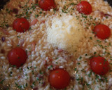 Foto del paso 4 de la receta: Risotto de bacon, cebolla morada y tomatitos baby en rama