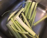 Une image de l'étape 1 de Courgettes et céleri branche aux épices indiennes,ciboulette et citron.