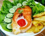 Hình bước làm 3 của món Cá hồi áp chảo ăn kèm khoai tây chiên + salad sốt dầu giấm 🥗🐟