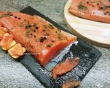 Foto del paso 7 de la receta: Riquísimo salmón marinado con sal y azúcar