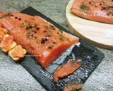 Foto del paso 7 de la receta: Riquísimo salmón marinado con sal y azúcar