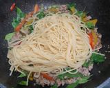รูปขั้นตอนการทำที่ 3 ของ สปาเก็ตตี้กะเพราหมูสับพริกหวาน