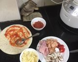 Hình bước làm 1 của món Pizza xúc xích thịt nguội