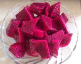 A picture of step 1 of Dragon fruit juice.