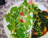 Foto del paso 2 de la receta: Tortilla de papa y acelga con ensalada de rúcula.