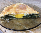 Foto del paso 5 de la receta: Tarta de espinacas y acelga con huevos estrellados