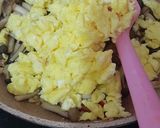 Foto langkah ke 5 dari resep Telur Tumis Jamur.