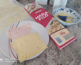Foto del paso 1 de la receta: Triángulos de jamón y queso, salmón y salsa tártara, con masa filo