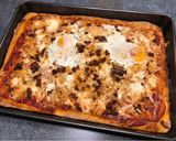 Pizza magyarosan (tükörtojással, kolbásszal, szalonnával... hm...) recept fázis 4 fotója