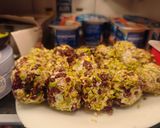 Foto del paso 5 de la receta: Bombones de queso y crujiente de jamón con cobertura de pistacho y arándanos