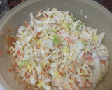 Foto del paso 9 de la receta: Ensalada mixta de col y cogollo con langostinos, palitos de cangrejo, piña y salsa rosa