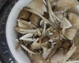Foto langkah ke 2 dari resep Tumis pedas jamur barat.