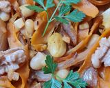 Foto del paso 4 de la receta: Salteado de alubias blancas 🌱 Ensalada tibia de porotos alubias, ajo, cebolla, zanahoria y nueces