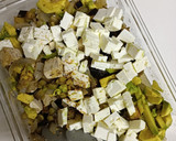Foto del paso 3 de la receta: Berenjena con tofu, aguacate, guisantes y feta