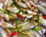 Hình bước làm 1 của món Cá linh kho nước dừa
