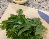 Hình bước làm 2 của món Cơm rang thập cẩm với lá cần tây (Fried rice with celery leaves)