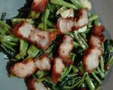 รูปขั้นตอนการทำที่ 5 ของ ผัดผักบุ้งหมูกรอบ