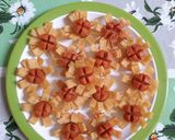 Foto langkah ke 5 dari resep Bunga Pangsit Goreng Sosis.