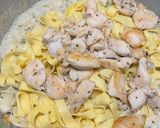 รูปขั้นตอนการทำที่ 6 ของ Chicken Fettuccine Alfredo (เฟตตูชินี่อัลเฟรโด ไก่)