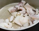 Hình bước làm 1 của món Bún Mực Cà Chua