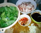 รูปขั้นตอนการทำที่ 1 ของ สามชั้นผัดพริกคั่วน้ำมันหมูย่างคะน้ากรอบ