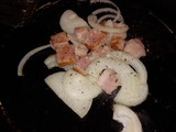 Salchicha de cerdo con patata, tomates cherry y bocadillo de queso