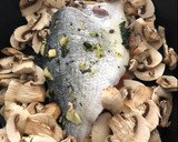 Foto del paso 4 de la receta: Dorada al vapor con jamón y albahaca en mambo