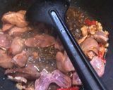รูปขั้นตอนการทำที่ 3 ของ ข้าวกะเพราเครื่องในไก่ ไข่ดาว