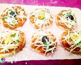 صورة لخطوة 4 من وصفة ميني بيتزا 🍕