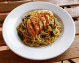 Foto del paso 8 de la receta: Noodles con verduras al curry y solomillo de pollo a la parmesana