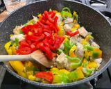Une image de l'étape 21 de Poulet au lait de coco et poivrons.
