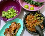 Foto langkah ke 2 dari resep Sambal mercon ayam goreng petai.