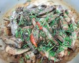 Hình bước làm 2 của món Cá chốt trứng kho hành ớt