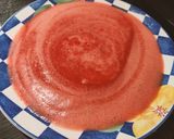 Une image de l'étape 8 de Bavarois aux fraises et coulis de myrtilles.