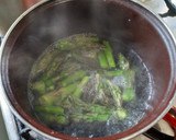 Foto del paso 1 de la receta: Revuelto de espárragos verdes con atún