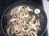 Pasta con pollo, champiñones y tocineta