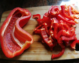 Foto del paso 1 de la receta: Merluza con pimiento rojo salteado