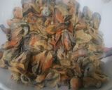 A picture of step 1 of Crispy Fried Mussels (Hoy Tod).