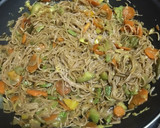 Foto del paso 6 de la receta: Fideos chinos integrales con langostinos